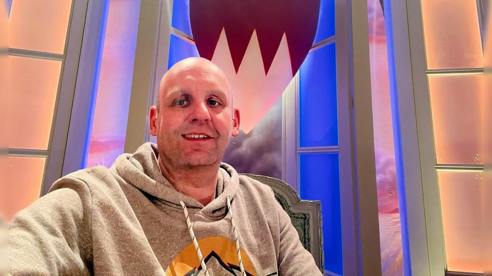 Mittwoch Vormittag bei der Probe für „Fastnacht in Franken“: Sitzungspräsident Christoph Maul, noch in Zivil. Sein Faschings-Dienstanzug war da noch nicht geliefert. (Foto: Christoph Maul)