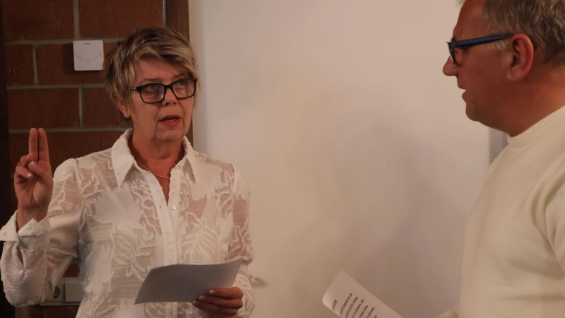 Neurätin Izabela Rosinski spricht bei der Ratssitzung die Eidesformel, die Bürgermeister Armin Luther vom Blatt vorlas. (Foto: Andreas Reum)