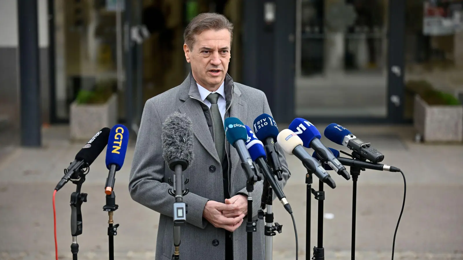 Premier Golob erhob nach der Wahl den Regierungsanspruch, es ist aber fraglich, ob im neuen Parlament die dafür nötige Mehrheit hat.  (Foto: Denes Erdos/AP/dpa)