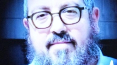 Trauernde versammeln sich in Sydney in einer Synagoge zur Beerdigung von Rabbi Eli Schlanger. (Foto: Mark Baker/Pool AP/dpa)