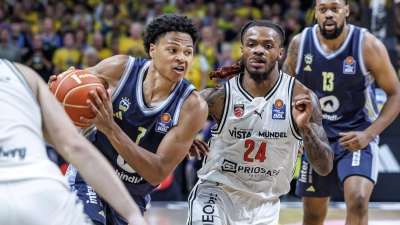 Alba-Youngster Jack Kayil (l) zieht an Bambergs Cobe Williams vorbei. (Foto: Andreas Gora/dpa)