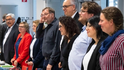 Andreas Bovenschulte (M) - hier umgeben von weiteren Politikerinnen und Politikern - bleibt der Bürgermeister von Bremen. (Foto: Philip Dulian/dpa)