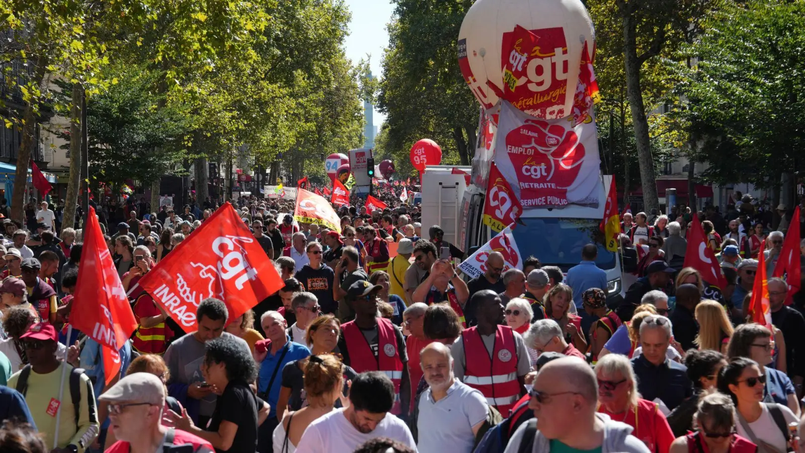 In zahlreichen Städten Frankreichs haben Menschen protestiert. (Foto: Aurelien Morissard/AP/dpa)