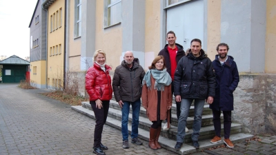 Freuten sich über das beachtliche Ergebnis des Spendenlaufs am Neujahrstag in Dinkelsbühl (von links): Tanja Wüstenhagen von Syrykyd; Klaus Löffler von der Ukraine-Hilfe, Melanie Pfau als Vertreterin der Sinbronner Kinderfeuerwehr, der stellvertretende Vorsitzende des Sportvereins Segringen, Stefan Strauß, Wilfried Lehr von Das Naturholzhaus sowie der Leiter der TSV-Leichtathletikabteilung, Florian Zech. (Foto: Markus Weinzierl)