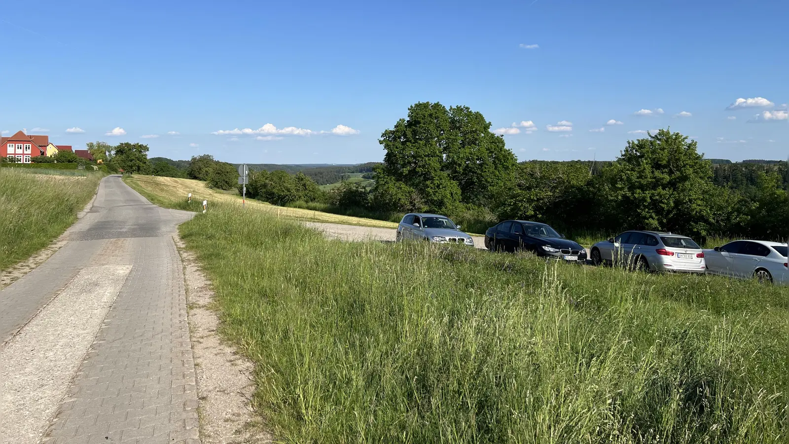 Gute Nachrichten für die Anwohnerinnen und Anwohner des Mühlbucks, die ihre Autos an der Einmündung zur Poststeige abstellen: Die Parkflächen sind durch das Bauprojekt Blockheizkraftwerk nicht betroffen, sondern sollen in gewohntem Umfang erhalten bleiben. (Foto: Yvonne Neckermann)
