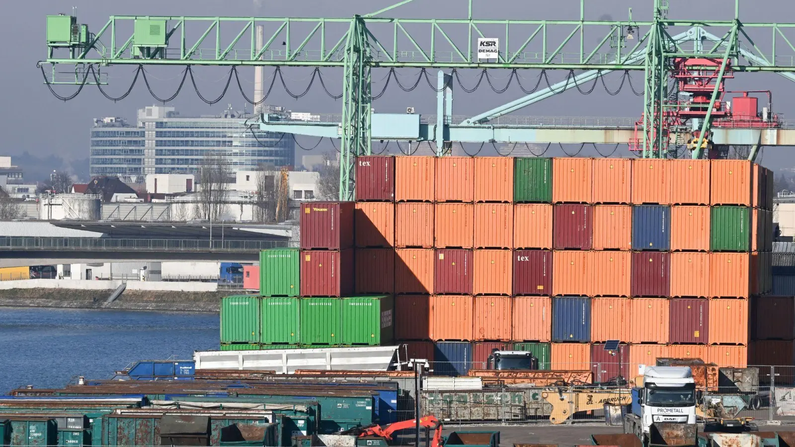 Deutschlands Exporteure haben nach dem Dämpfer zu Jahresbeginn im Februar wieder bessere Geschäfte gemacht. (Archivbild) (Foto: Bernd Weißbrod/dpa)