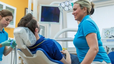 Zahnersatz nötig? Dann können die Kosten unter Umständen steuerlich geltend gemacht werden. (Foto: Christin Klose/dpa-tmn)