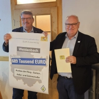 ALE-Chef Wolfgang Neukirchner (links) übergab Weidenbachs Bürgermeister Willi Albrecht den ELER-Förderbescheid. (Foto: Wolfgang Grebenhof)