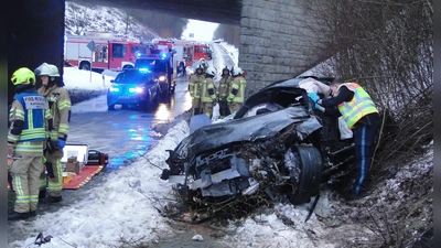 Völlig zerstört wurde bei dem Unfall bei Obereichenbach das beteiligte Auto. (Foto: Winfried Vennemann)