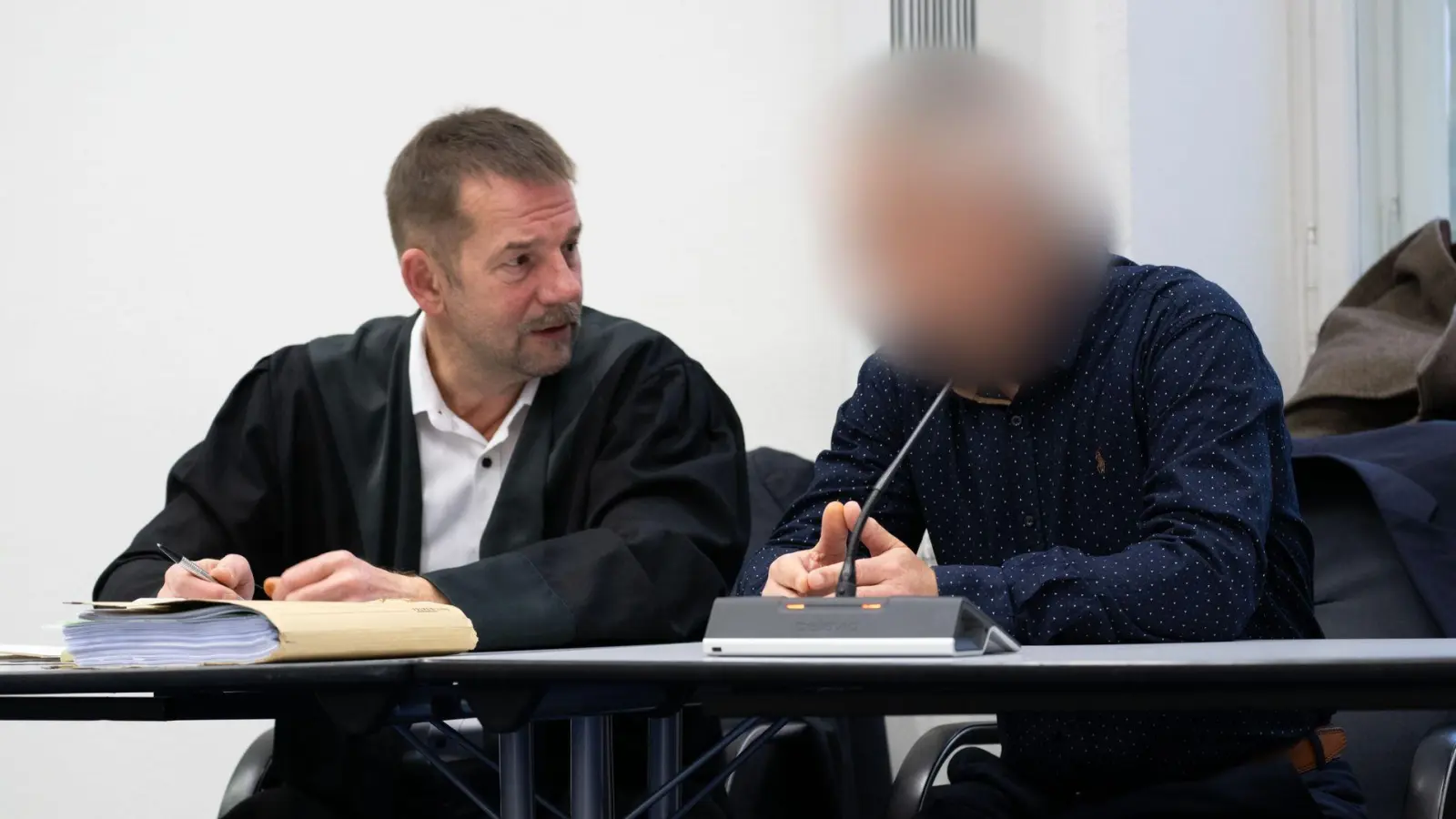 Im Prozess um mehrere Giftanschläge hat der Angeklagte (rechts) ein Geständnis abgelegt. (Archivbild) (Foto: Pia Bayer/dpa)