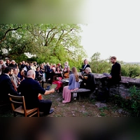 Beim großen Zugaben-Finale im Garten von Schloss Seehaus: Mitwirkende und Publikum des Wandelkonzerts zum 400. Todestag von John Dowland. (Foto: Elke Walter)
