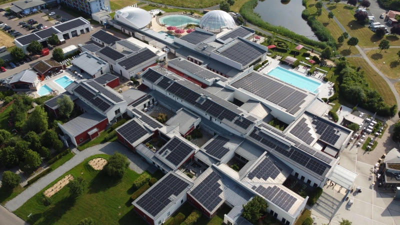 Ein Team der FC-Planung GmbH mit Sitz in Bad Windsheim hat nahezu die gesamte Dachfläche der Therme mit PV-Anlagen ausgestattet. Rund 2000 Module waren zwei Monate lang auf einer Fläche von rund 4000 Quadratmetern montiert worden. (Foto: FC-Planung GmbH Bad Windsheim)