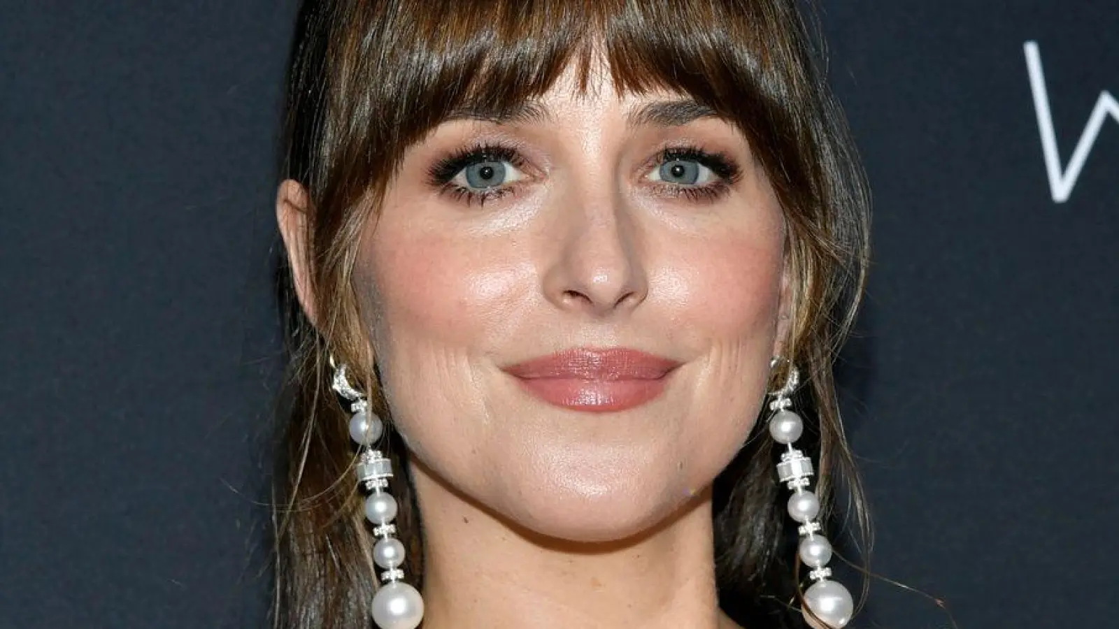 Dakota Johnson bekam nach ihrer Auszeichnung mit einem Schmähpreis eine Einladung von Sandra Bullock zum Brunch. (Archivbild) (Foto: Evan Agostini/Invision/AP/dpa)