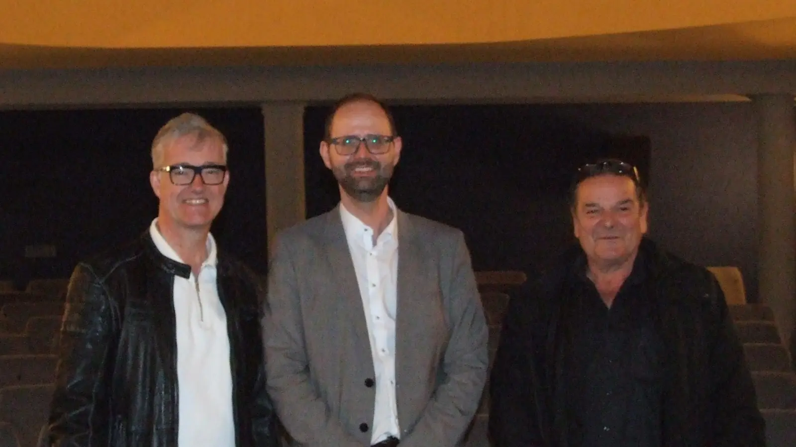 Bei der Spendenübergabe im Feuchtwanger KulturKino (von links): Bürgermeister Patrick Ruh, Tobias Mildner von der Sparkassenstiftung und Beyond-Mitbegründer Ludger Pfanz. (Foto: Jasmin Kiendl)