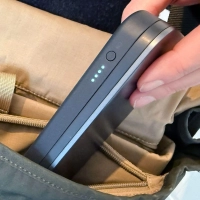 Damit's im Flieger nicht brenzlig wird: Powerbanks gehören ins Handgepäck. (Foto: Till Simon Nagel/dpa-tmn)