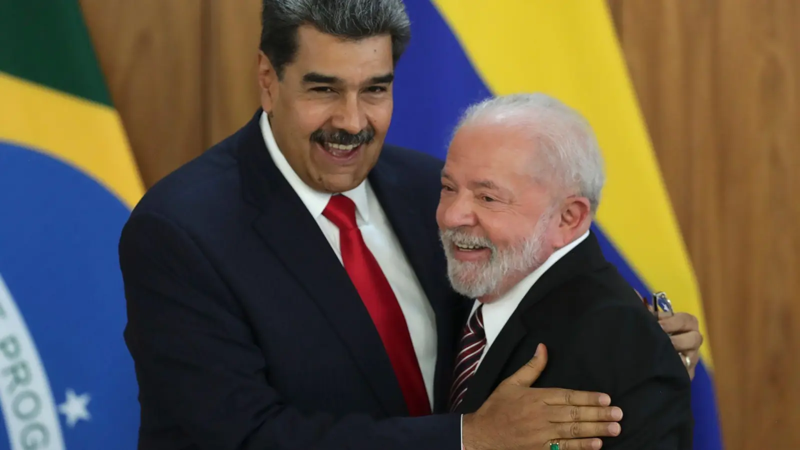Nicolas Maduro (l), Präsident von Venezuela, umarmt Brasiliens Präsidenten Luiz Inacio Lula da Silva (r) nach einer gemeinsamen Pressekonferenz. (Foto: Gustavo Moreno/AP)