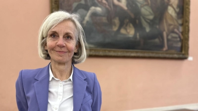 Eine Juristentagung führte Dr. Ursula Münch, Politikwissenschaftlerin und Direktorin der Akademie für politische Bildung in Tutzing, in die Ansbacher Residenz. Anschließend machte sie sich im Nieselregen auf Stadtrundgang und besichtigte dabei auch die Synagoge. (Foto: Gudrun Bayer)