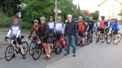 Die Teilnehmenden beim Start am Bahnhof in Heilsbronn. Bürgermeister Dr. Jürgen Pfeiffer (ohne Fahrrad) gab das symbolische Startsignal. (Foto: Eckard Dürr)