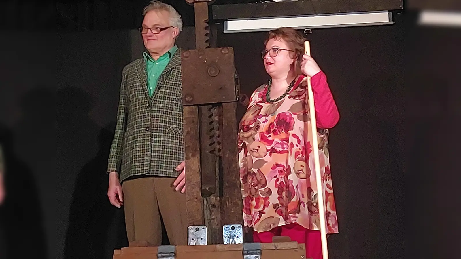 Die inklusive Theatergruppe „Schau mer X” begeisterte die Besucherinnen und Besucher in der voll besetzen NeustadtHalle. (Foto: Sandra Buchwald)