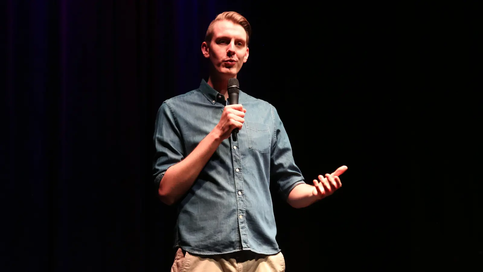 Nachwuchstalent mit frischen Pointen, aber zu kurzem Programm: Jonas Greiner bei seinem Auftritt in den Ansbacher Kammerspielen. (Foto: Martina Kramer)