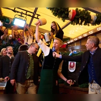 Dominik Krause eröffnet erstmals das Oktoberfest mit dem Anzapfen des ersten Fasses Bier.  (Foto: Sven Hoppe/dpa)