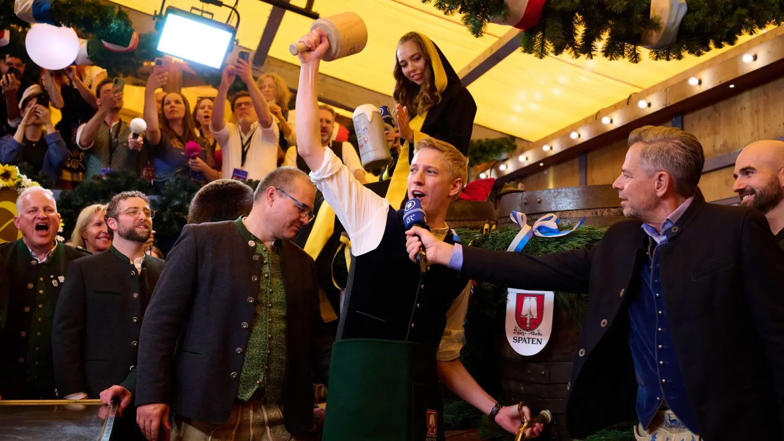 Dominik Krause eröffnet erstmals das Oktoberfest mit dem Anzapfen des ersten Fasses Bier.  (Foto: Sven Hoppe/dpa)