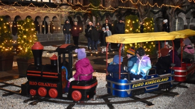 Gelungene Premiere: Die Kindereisenbahn im Kreuzgang wurde gut angenommen. (Foto: Erich Herrmann)