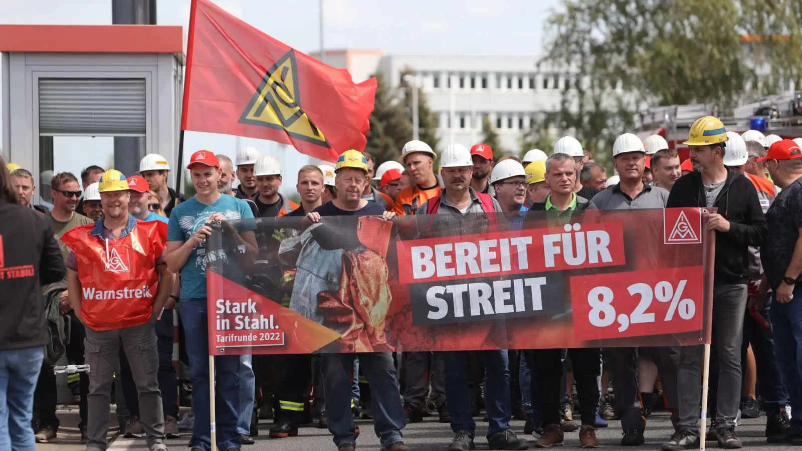 Beschäftigte der Ilsenburger Grobblech GmbH, beteiligen sich an einem Warnstreik. (Foto: Matthias Bein/dpa)