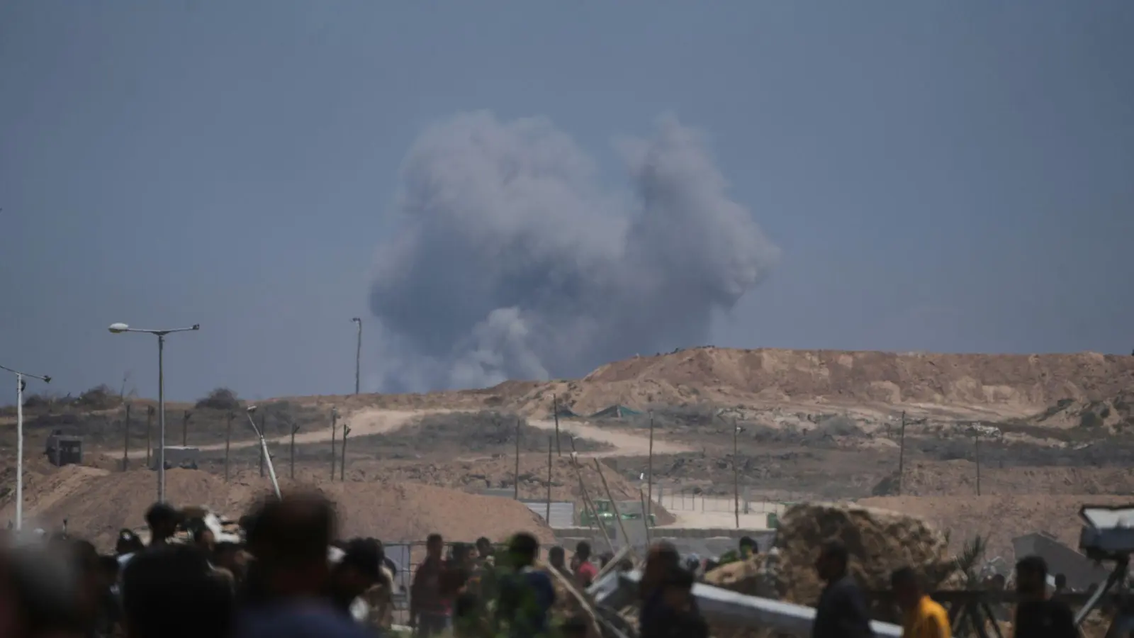 Laut der Hamas wurden bei einem neuen israelischen Angriff viele Menschen getötet. (Archivbild) (Foto: Abdel Kareem Hana/AP/dpa)