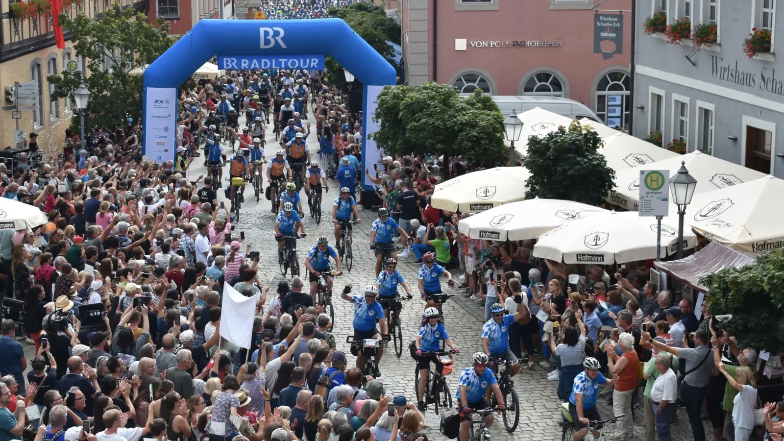 Bei strahlendem Sonnenschein wurden die mehr als 1000 Teilnehmerinnen und Teilnehmer der BR-Radltour am gestrigen Freitag auf dem Neustädter Marktplatz empfangen. (Foto: Ute Niephaus)
