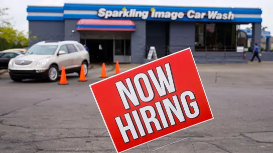 In den USA hat die Arbeitslosigkeit das tiefste Niveau seit mehr als 50 Jahren erreicht. (Foto: Michael Conroy/AP/dpa)
