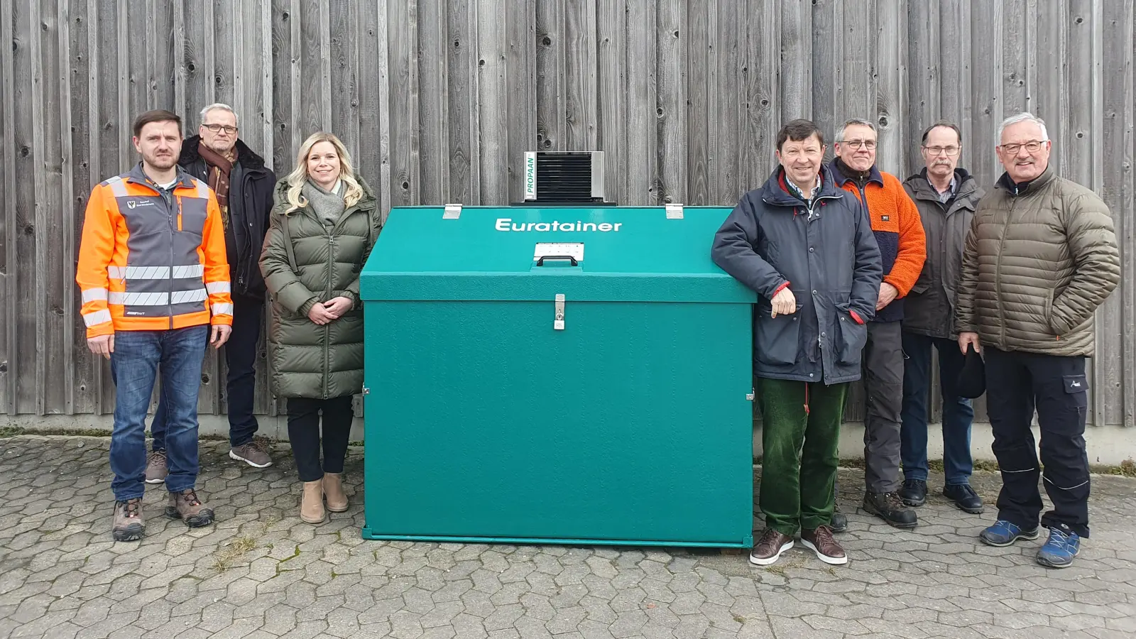 Sie sind dankbar für die neue Annahmestelle für Wildschweinüberreste (von links): Bauhofleiter Johannes Popp, Dr. Uwe Knickel, Franziska Zeilinger-Latka, Bürgermeister Jürgen Heckel, Sven Finnberg, Wolfgang Engelhardt sowie Manfred Merz. (Foto: Anna Franck)