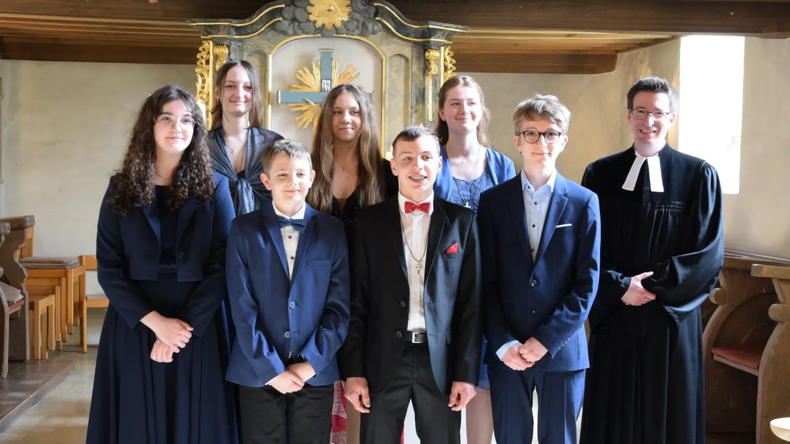 In der Kirchengemeinde Ohrenbach-Steinach feierten sieben junge Christen ihre Konfirmation mit Pfarrer Reinhard Baust. (Foto: Helga Schlehlein)