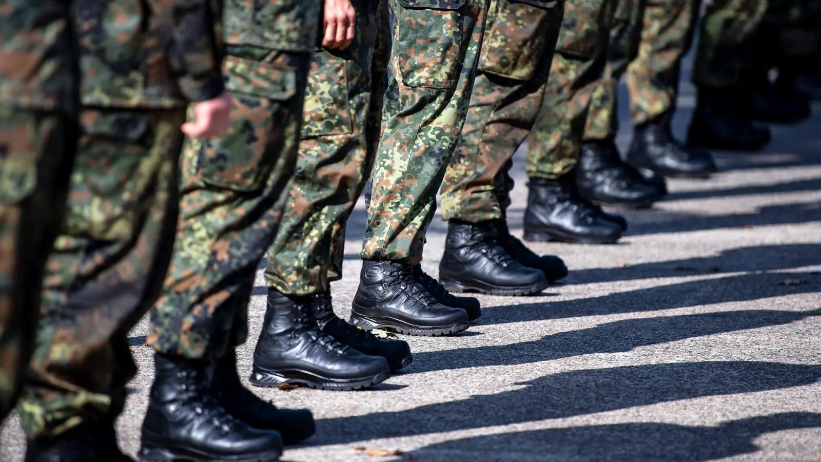 Antreten, Märsche, Schießübungen – sollten in den nächsten Jahren nicht genügend Freiwillige bei der Bundeswehr zusammenkommen, könnte auch die Wehrpflicht wiederbelebt werden. (Foto: Sina Schuldt/dpa)