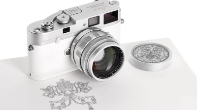 Die Kamera aus dem Besitz von Papst Franziskus brachte das 100-fache des Schätzpreises. (Foto: -/Leitz Photographica Auction/dpa)