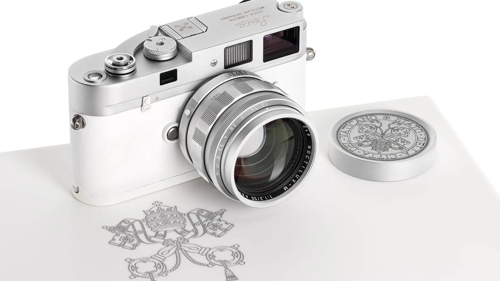 Die Kamera aus dem Besitz von Papst Franziskus brachte das 100-fache des Schätzpreises. (Foto: -/Leitz Photographica Auction/dpa)