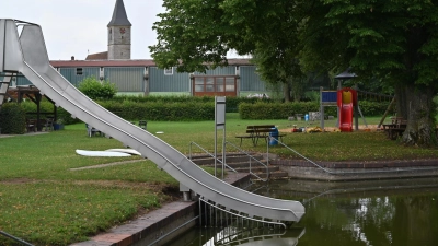 Einer Wohnbebauung weichen sollen die alten Werkhallen (im Hintergrund). Befürchtet werden Konflikte wegen des Geräuschpegels im Altmühlbad (vorne). (Foto: Wolfgang Grebenhof)