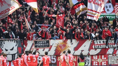 Das frühe 1:0 widmeten die Mainzer dem verletzten Silas. (Foto: Carmen Jaspersen/dpa)