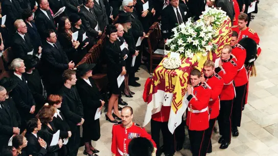 Welsh Guards tragen den in die königliche Standarte gehüllte Sarg von Diana, Prinzessin von Wales. (Foto: Johnny Eggitt/epa/dpa)