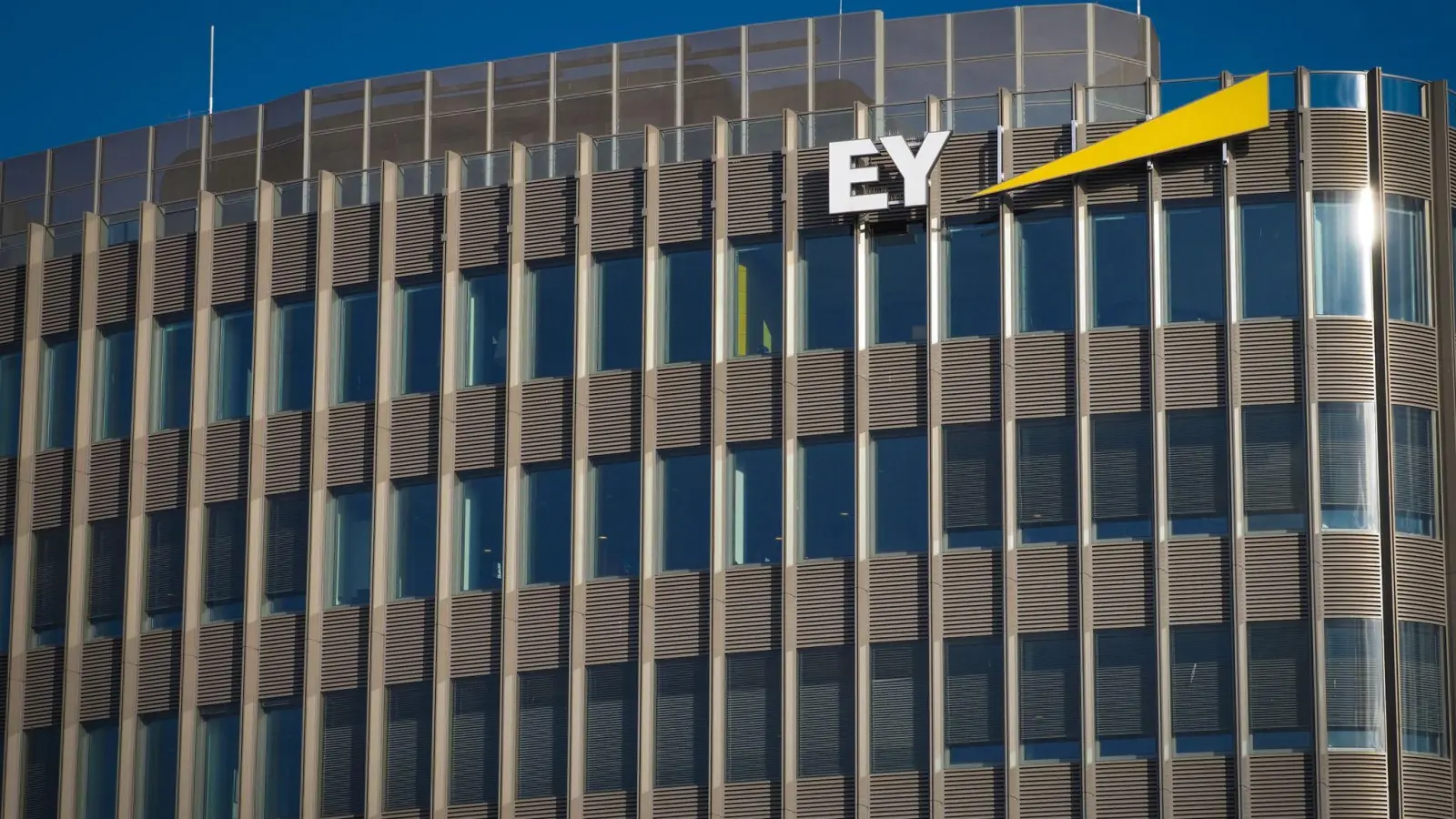 Das Logo des Wirtschaftsprüfungs- und Beratungsunternehmens Ernst &amp; Young (EY) an der obersten Etage des Hochhauses in Berlin. (Foto: Soeren Stache/dpa-Zentralbild/ZB)