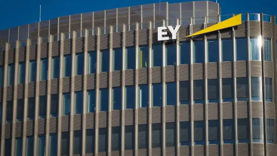 Das Logo des Wirtschaftsprüfungs- und Beratungsunternehmens Ernst &amp; Young (EY) an der obersten Etage des Hochhauses in Berlin. (Foto: Soeren Stache/dpa-Zentralbild/ZB)