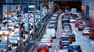 Zu den größten Verursachern der Feinstaubbelastungen gehört der Verkehr. (Foto: Matthias Balk/dpa)