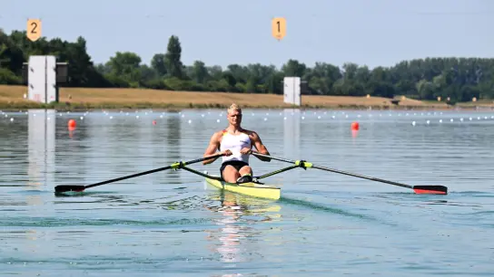 Der Weltmeister und Europameister im Rudern, Oliver Zeidler, sitzt in seinem Boot auf dem Wasser der Ruderregattastrecke Oberschleißheim. (Foto: Felix Hörhager/dpa)