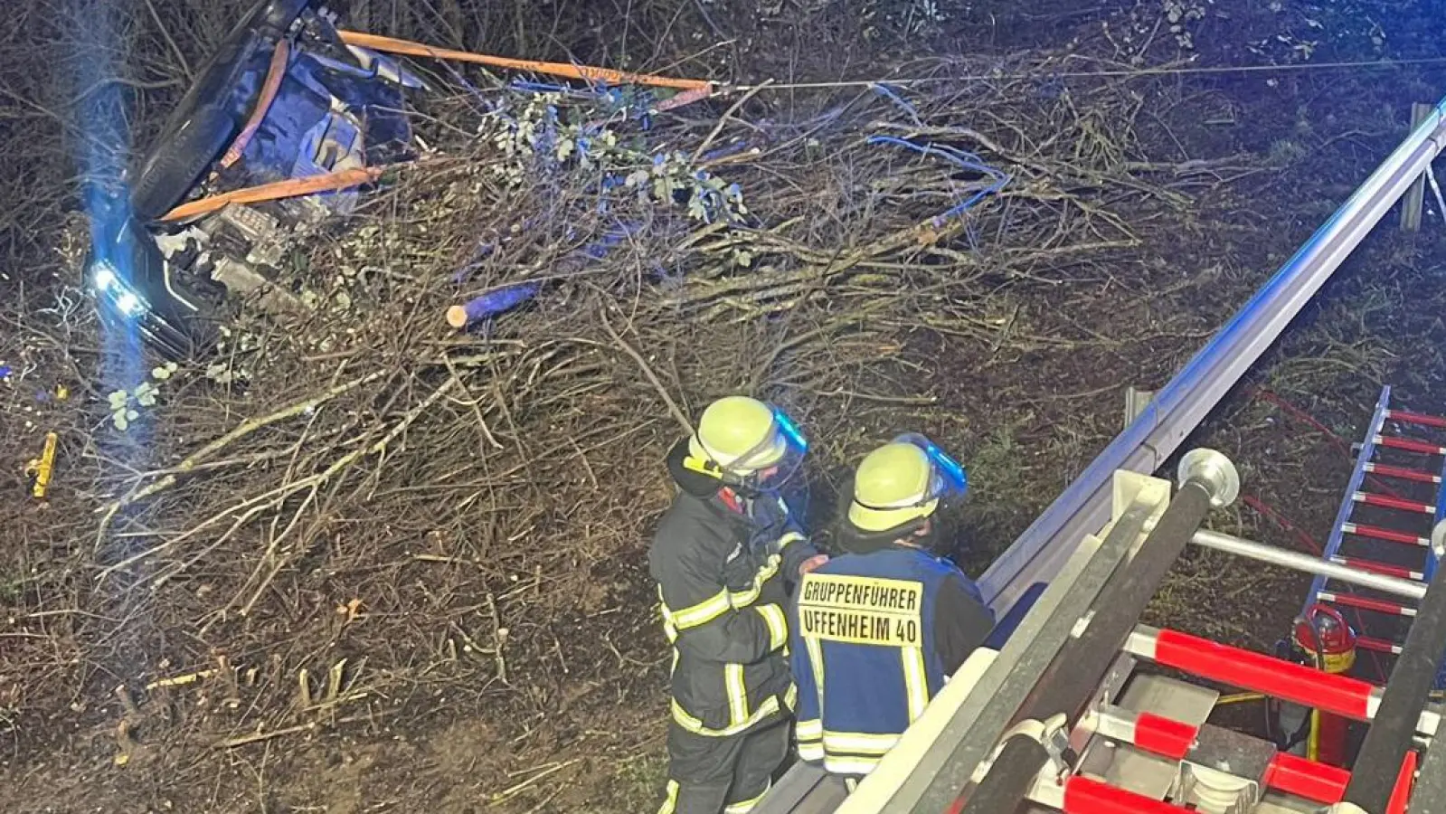 Durch die zugefrorenen Straßen kam es bei Uffenheim und Neuhof zu Unfällen. (Foto: Feuerwehr Uffenheim)