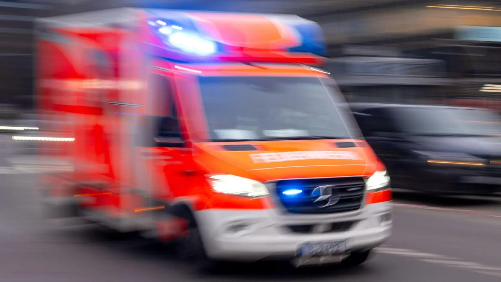 Sanitäter brachten die Frau in ein Krankenhaus. (Symbolbild) (Foto: Monika Skolimowska/dpa)