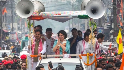 Wahlkampf in Indien: Die Vorsitzende der indischen Kongresspartei Priyanka Gandhi wirbt im Bundesstaat Assam für die erste Phase der anstehenden nationalen Wahlen. (Foto: Anupam Nath/AP/dpa)