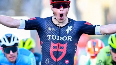 Arvid de Kleijn vom zweitklassigen Tudor-Team gewann die zweite Etappe von Paris-Nizza. (Foto: Jasper Jacobs/Belga/dpa)
