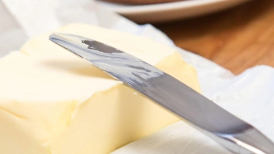 Lieber mit als ohne: Butter gehört für viele einfach zur Brotzeit dazu. (Foto: Christin Klose/dpa-tmn)