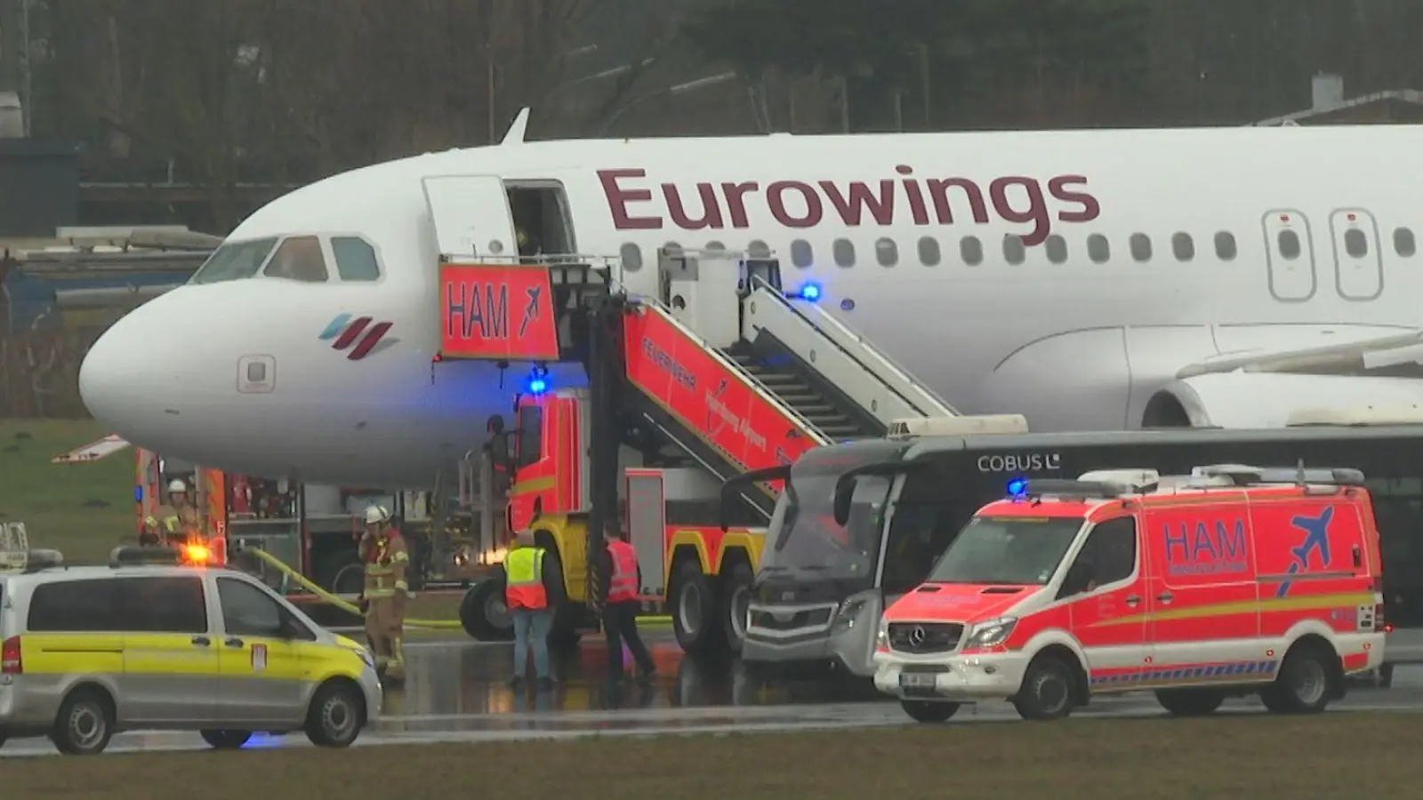 Bei der Landung eines Flugzeugs am Hamburger Flughafen sind nach Polizeiangaben zwei Reifen geplatzt. (Foto: Steven Hutchings/TNN/dpa)