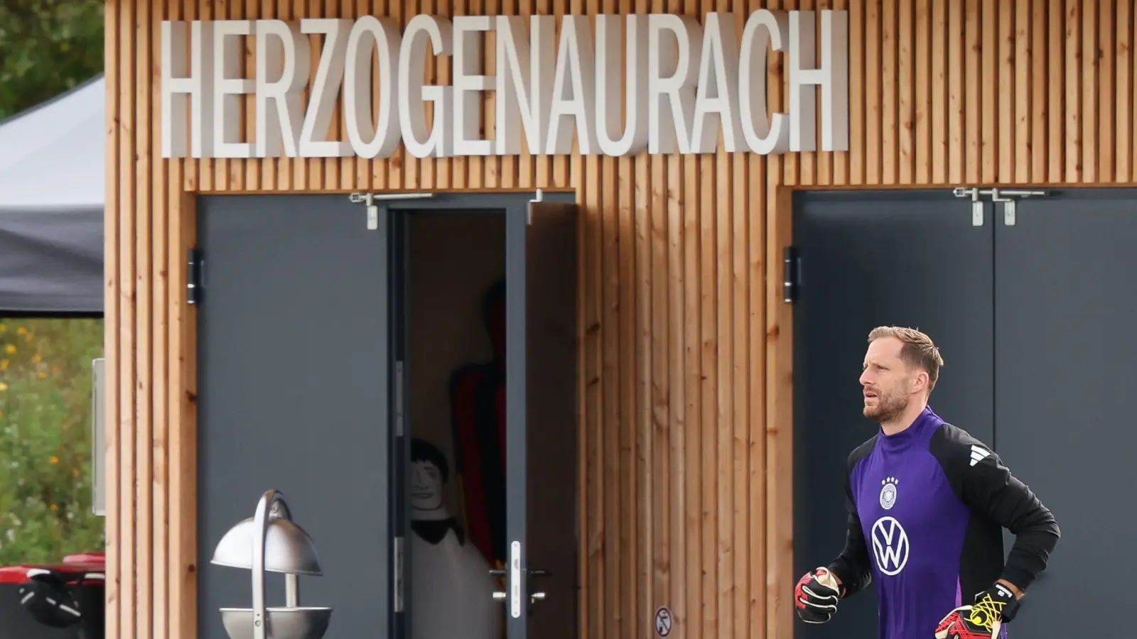 Oliver Baumann ist auf dem Weg zum Trainingsplatz in Herzogenaurach. (Archivbild)  (Foto: Christian Charisius/dpa)